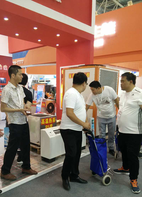 北京暖通展第二天，正旭空氣能展臺人氣依舊爆棚